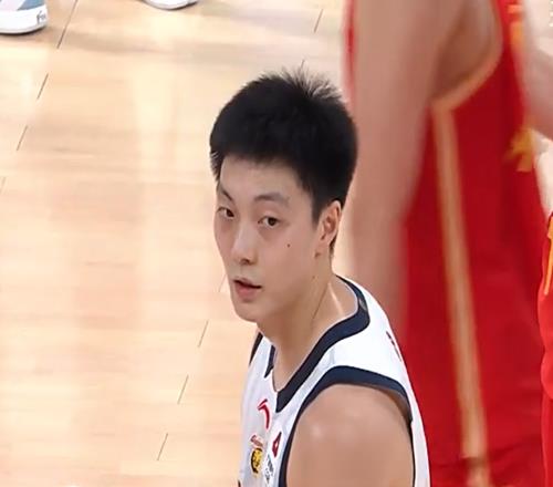 太猛了！胡明軒11分鐘轟17分，廣州隊(duì)完全防不住
