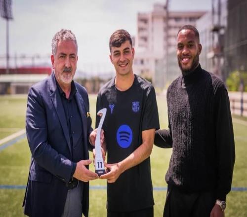 榮耀時刻，佩德里領取FIFPro2025年度最佳陣容獎杯