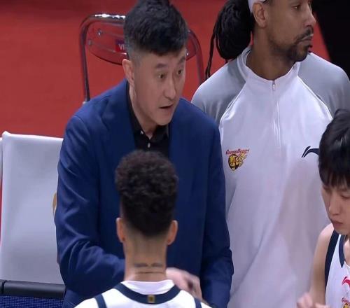 廣東男籃勝?gòu)V州，三大改變明顯，球員評(píng)分：胡明軒9.7分杜鋒4.3分