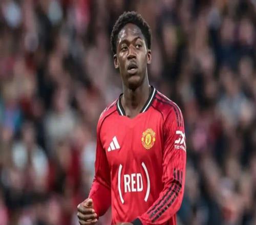 曼聯(lián)官宣！中場核心續(xù)約，他不走了