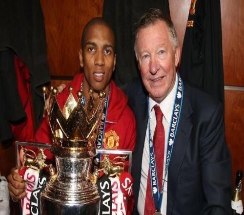 阿什利揚(yáng)退役，曼聯(lián)官方曬其與弗格森合照：祝退役生活快樂