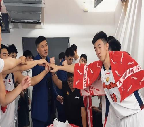 廣東G2賽后動態(tài)！胡明軒被喊MVP，多人綁冰袋，杜鋒講話打好下場