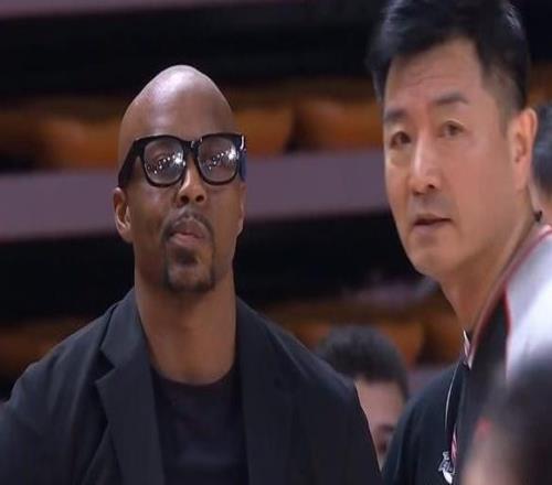 郭艾倫：廣州主帥之前在NBA當助教理念比較先進進攻有100套戰(zhàn)術
