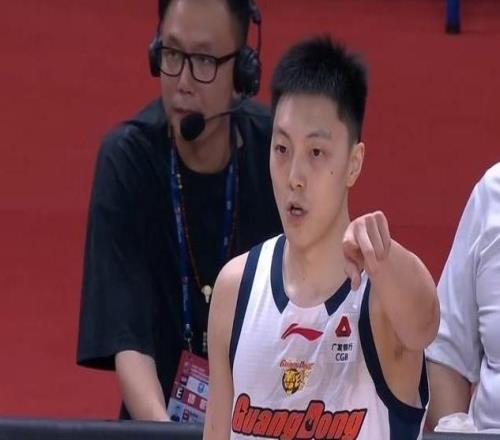 廣東生死戰(zhàn)大爆發(fā)！胡明軒轟21分6助賽季最佳一戰(zhàn)強投三分太硬氣