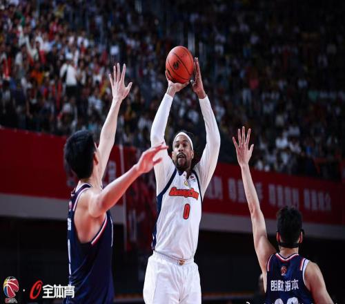 廣東大勝，一主力最失意！杜鋒只讓他打7分鐘0分，下季鐵定走人了