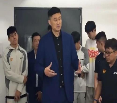 廣東男籃消息！杜鋒激勵球員，徐杰胳膊受傷，胡明軒傷病已無大礙