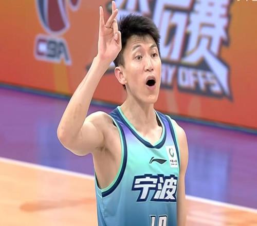 浙江男籃加時(shí)險(xiǎn)勝寧波，大比分20晉級(jí)八強(qiáng)，李?lèi)傊?5分+突破絕殺