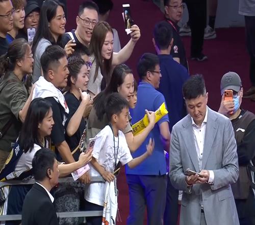 溫馨！胡明軒雙手摸徐昕的頭，杜鋒與廣東隊球迷打成一片