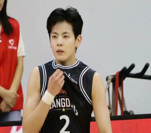 38投23中狂轟64分！女籃新一姐兩戰(zhàn)殺紅眼：宮魯鳴該重用她了