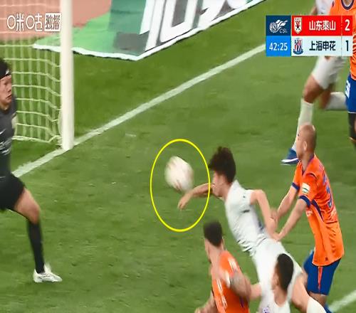 罕見！中超驚現(xiàn)“上帝之手”：19歲申花小將“致敬”球王馬拉多納