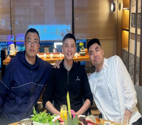 李曉旭宣布退役后，楊鳴與二老聚餐笑開花，并直呼一個(gè)時(shí)代結(jié)束！
