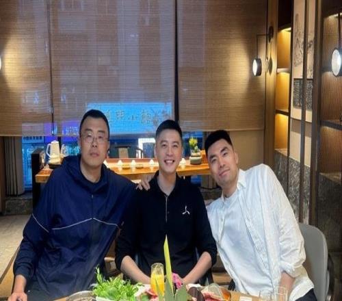楊鳴曬李曉旭韓德君合照：致敬并肩作戰(zhàn)20多年兄弟一個(gè)時(shí)代結(jié)束了
