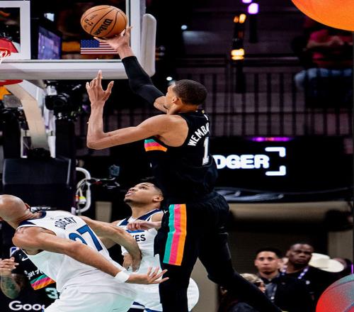 NBA戰(zhàn)況：森林狼2分優(yōu)勢險勝馬刺，尼克斯大比分橫掃76人