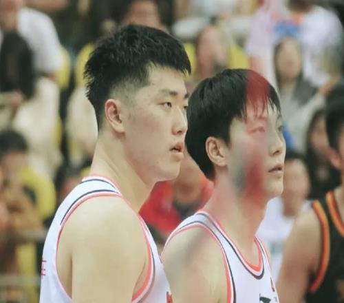 季后賽52分鐘合計(jì)2分3板10犯規(guī)，杜鋒真打算用他對(duì)位雷蒙曾凡博