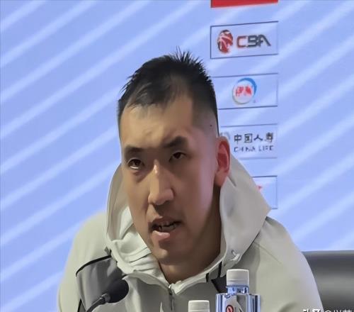 易建聯(lián)走了，韓得君退了，唯獨(dú)35歲的他拒絕退役，帶傷撐起山東隊(duì)