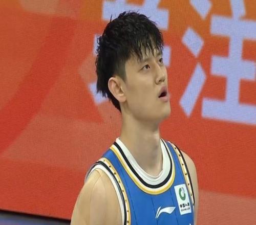 打廣東狀態(tài)神勇！曾凡博三分7中5轟23分末節(jié)關(guān)鍵三分殺死比賽懸念
