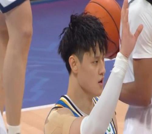 曾凡博爆發(fā)轟23分！北京男籃力克廣東：14決賽10