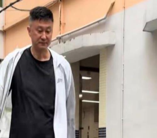 盤外招北京隊(duì)接待引爭(zhēng)議大巴遲到入住酒店降級(jí)杜鋒表示無(wú)語(yǔ)