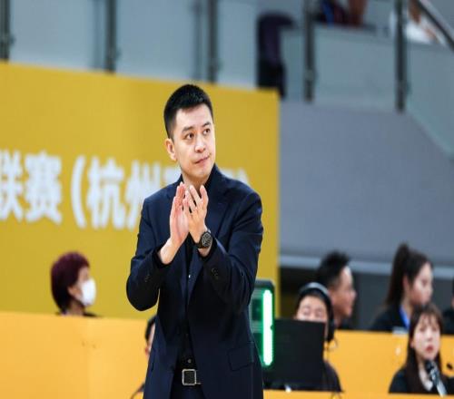 一個(gè)時(shí)代結(jié)束！楊鳴發(fā)與韓德君李曉旭合影：致敬奮戰(zhàn)20多年的兄弟