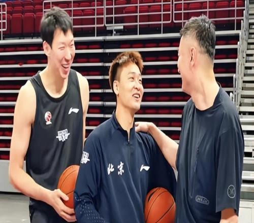 趙睿7+2！周琦5+9，麥基6+1+3，胡明軒2+2,徐杰11+1,京粵打成平手