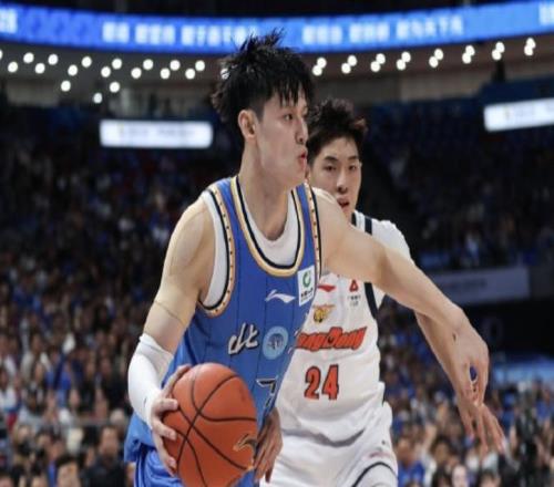 大場面先生！曾凡博砍全場最高23分，正負(fù)值+16全隊最高