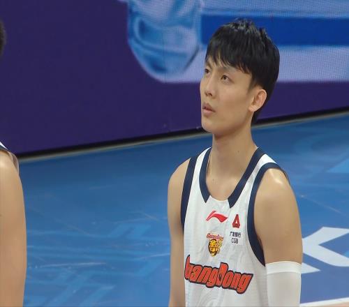 曾凡博23分戰(zhàn)勝胡明軒，周琦11籃板力壓王少杰，三后衛(wèi)致勝