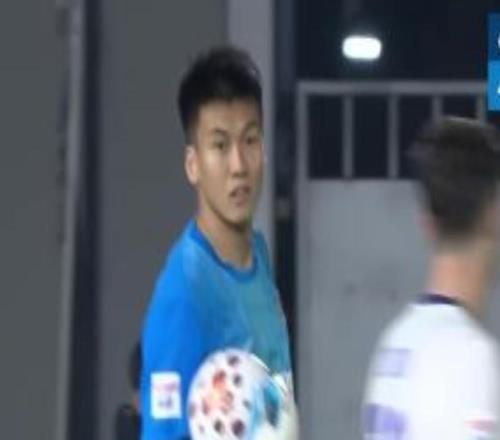 闫炳良谈扑点：按照教练组之前总结的，看了对手的点球习惯