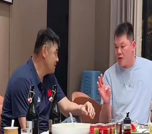 戰(zhàn)神劉玉棟：不能理解現(xiàn)在的球員一碰就倒抬出去過(guò)5分鐘又回來(lái)了