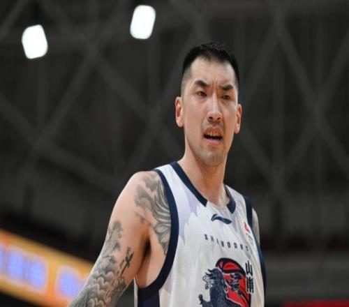 上海險(xiǎn)勝10山東：懷特塞德23+9張鎮(zhèn)麟14分王哲林遭驚天騎扣