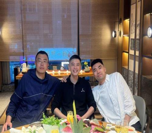 楊鳴曬與韓德君李曉旭合影：致敬20多年的兄弟，一個(gè)時(shí)代結(jié)束了