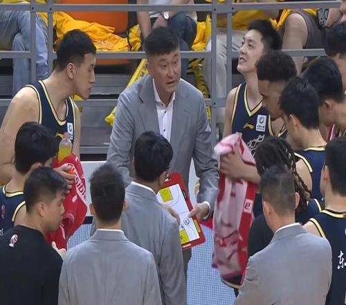 廣東男籃加時(shí)3分險(xiǎn)勝北京，張皓嘉讀秒絕殺胡明軒23+6奎因39+9+8