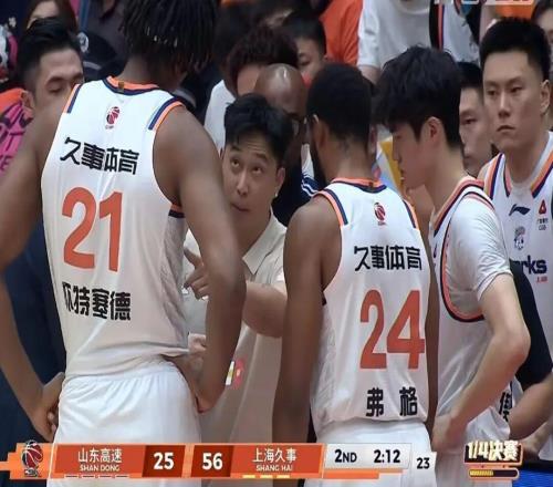 上海男籃28分大勝，20橫掃山東晉級四強(qiáng)，王哲林14+6陶漢林12+7