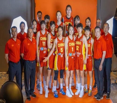 中國女籃官宣陣容調整，宮魯鳴愛將回歸，韓旭李月汝官宣重返WNBA