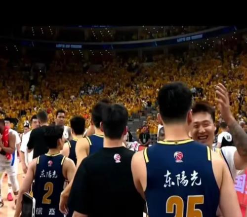 溫馨！北京隊(duì)1球員滿面笑容，祝賀張皓嘉他感謝宏遠(yuǎn)感恩杜鋒