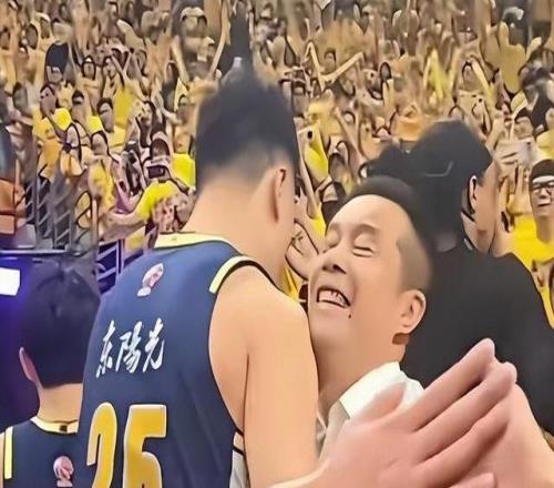 廣東隊投資人遭薩林杰強制“撤回”慶祝：賽后擁抱張皓嘉難掩喜悅