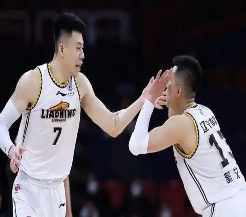 CBA季后賽兩戰(zhàn)爆燃！上海25連勝晉級(jí)，廣東絕殺反轉(zhuǎn)太刺激