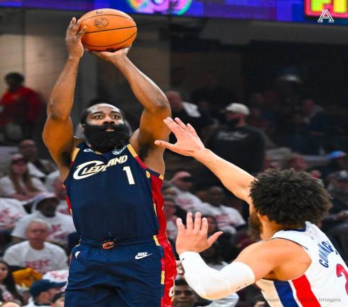 哈登決勝時(shí)刻暴走，騎士力擒活塞！米切爾35+10，坎寧安3雙8失誤