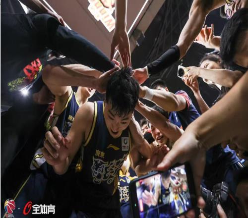 廣東絕殺，三人有功，他這一拔值2000萬(wàn)，球迷：下季得爭(zhēng)取留下他