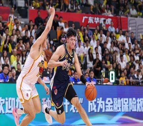 廣東男籃啟程前往北京！杜鋒帶上21歲小將，宏遠(yuǎn)老板開出巨額獎(jiǎng)金