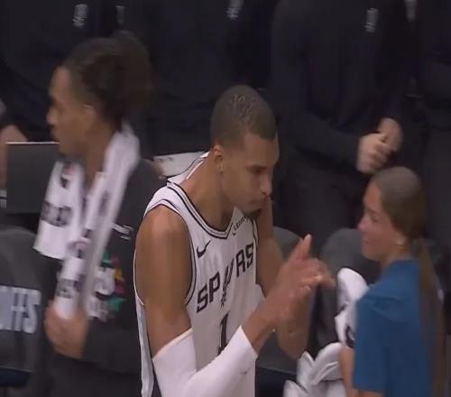 肘擊里德！文班亞馬慘遭驅(qū)逐，NBA生涯首次，老實(shí)人真被逼急了！