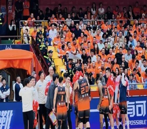 媒體人：山東隊外援的發(fā)揮就是想放假了，難怪邱彪指導(dǎo)發(fā)脾氣