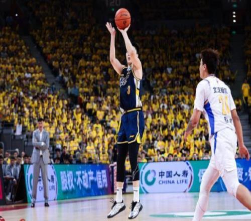 廣東隊(duì)加時絕殺！張皓嘉三分制勝，奎因39分9籃板8助攻