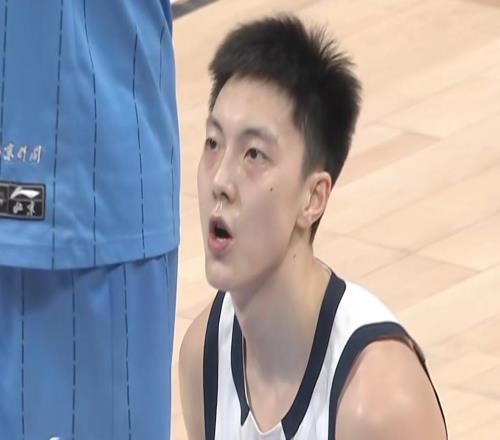 廣東半場落后北京5分！胡明軒奎因合砍18分，徐杰狀態(tài)低迷暫時0分