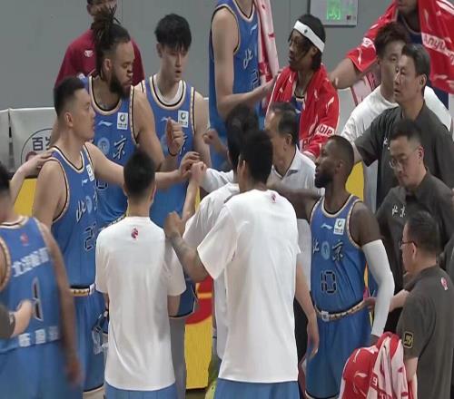 北京男籃15分力克廣東，21淘汰對(duì)手晉級(jí)四強(qiáng)周琦18+8胡明軒13分