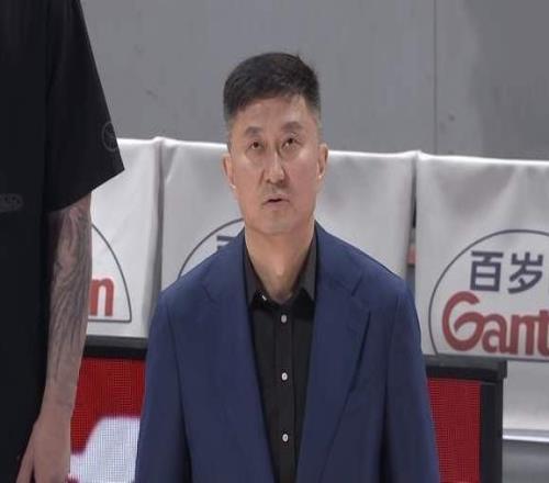北京男籃逆轉(zhuǎn)廣東，與上海會(huì)師半決賽，周琦18+8，麥基態(tài)度消極