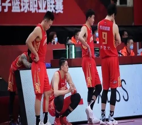 CBA四強輪廓初現(xiàn)，胡金秋17+11定乾坤，內(nèi)線為王的時代又回來了