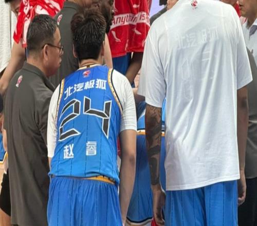 趙睿突發(fā)傷病！突破過程中被頂?shù)较ドw，場下冷汗直流，硬傷太痛了