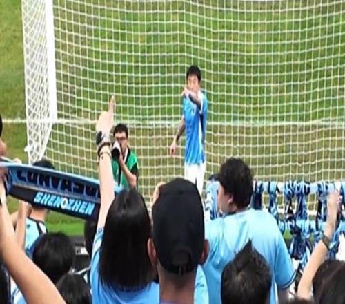 瞪眼怒罵球迷37歲前國腳被中超隊撤銷隊長職務(wù)賽季首戰(zhàn)肘擊染紅