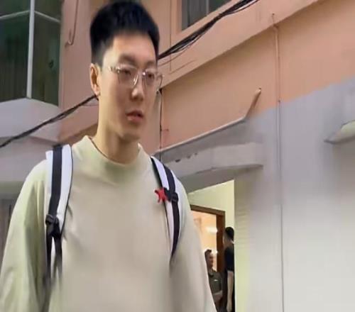 廣東回基地眾人迎接！各將情緒不佳，杜鋒擁抱奎因，陸續(xù)有人離開