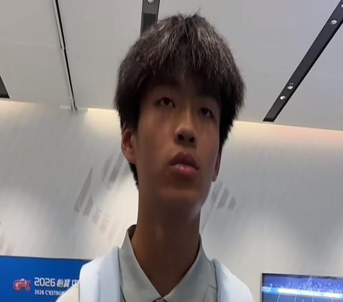 新鵬城姚俊毅：從校園足球到職業(yè)賽場的路很難，但要勇敢追夢